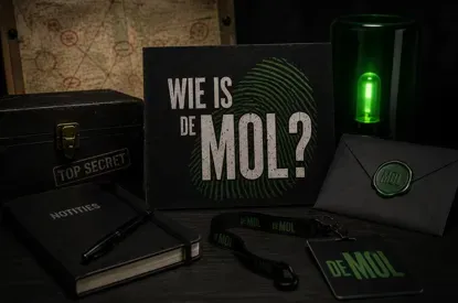 Spelmateriaal van het misdaaddiner op tafel
