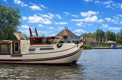 Salonboot De Nieuwe Liefde op het water bij Groote Wielen