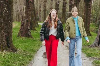 Twee wandelaars op een bospad